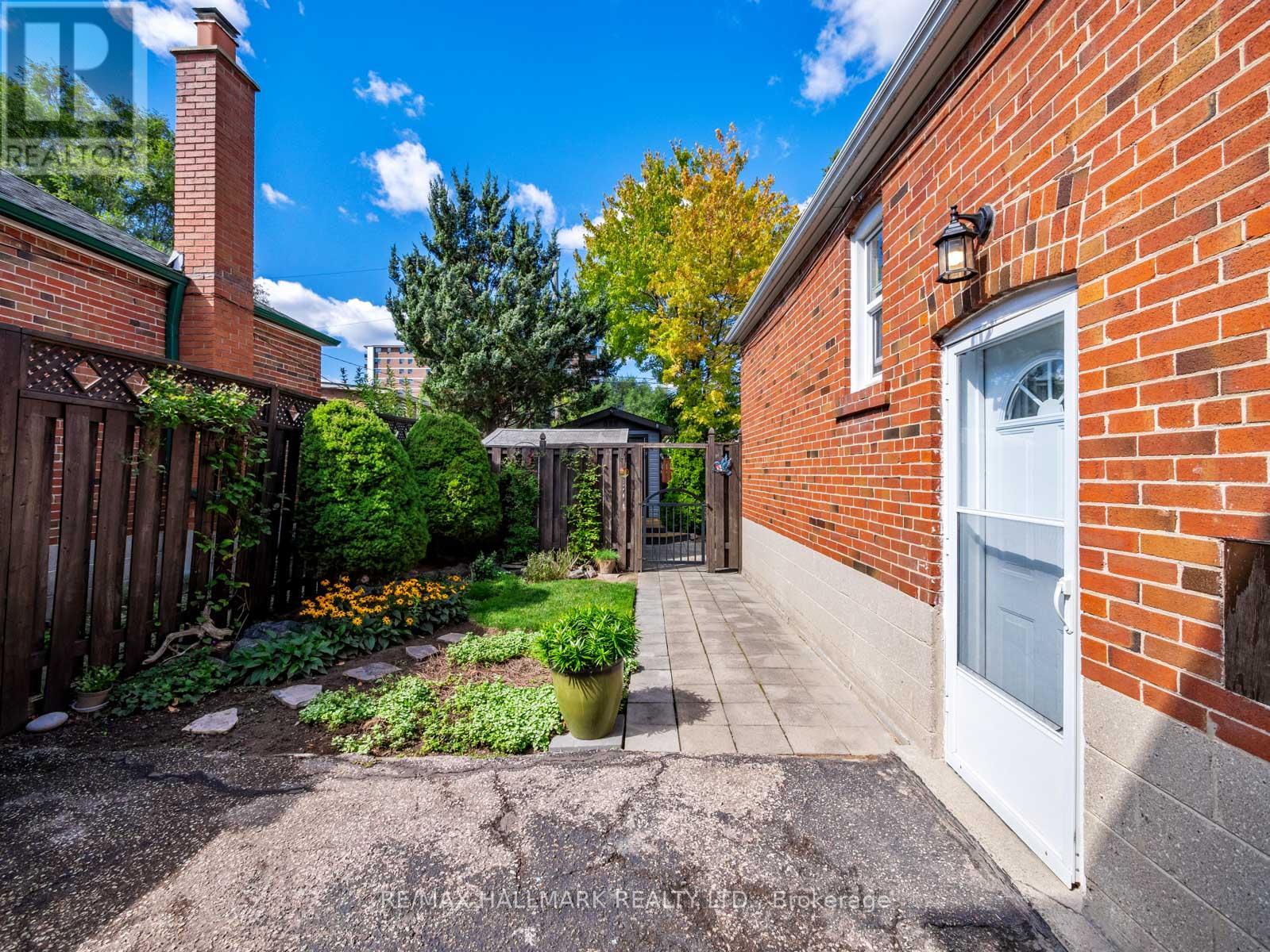 60 GREYLAWN CRESCENT