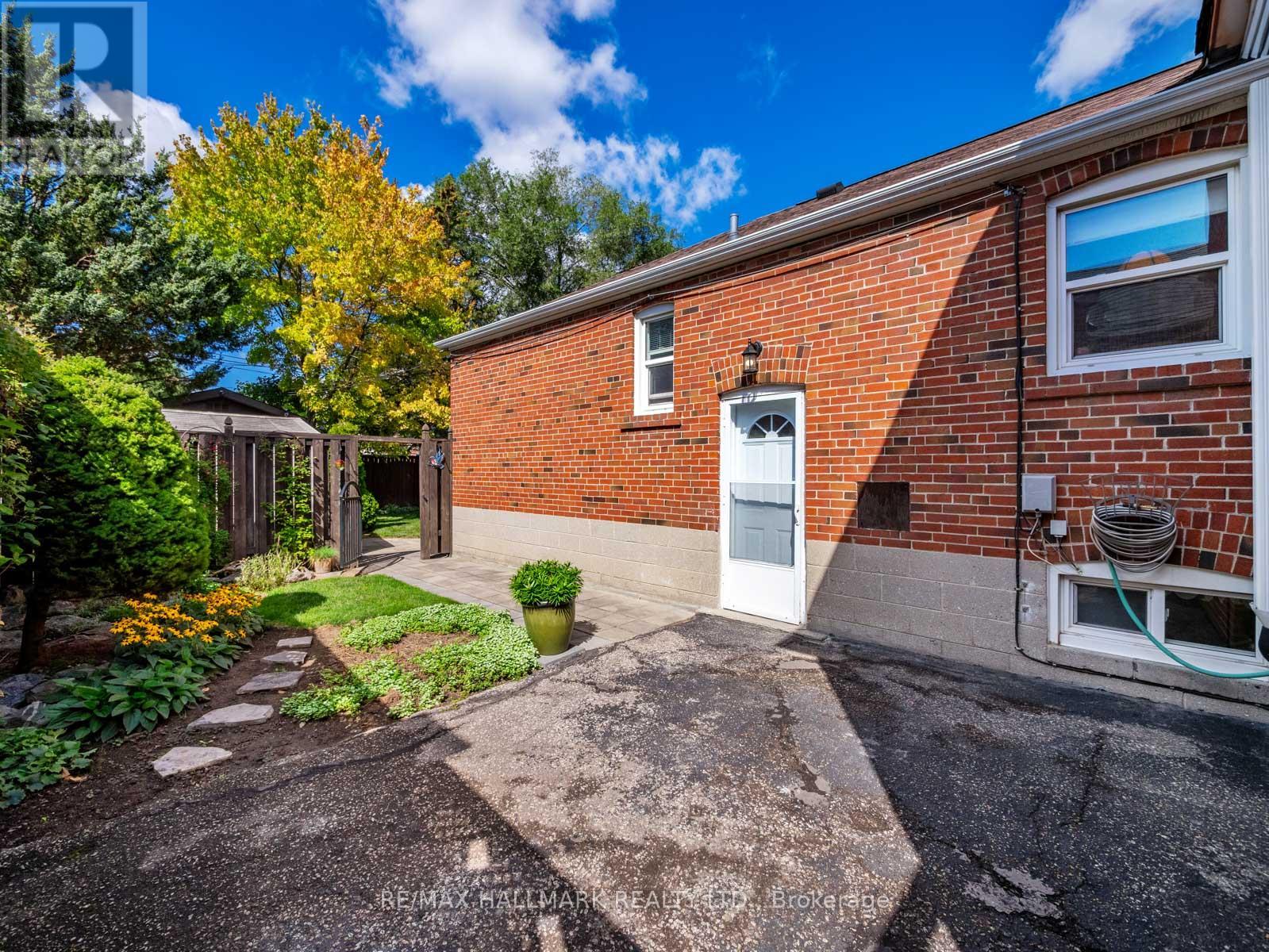 60 GREYLAWN CRESCENT