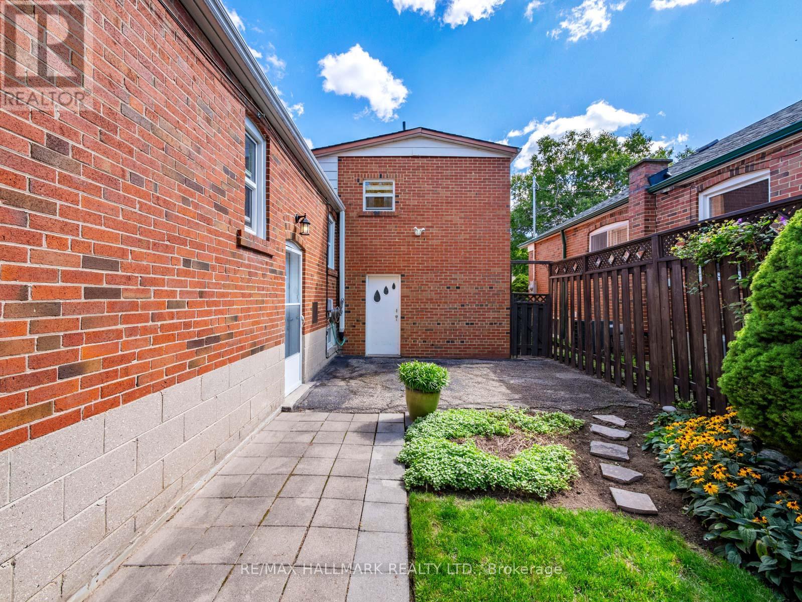 60 GREYLAWN CRESCENT