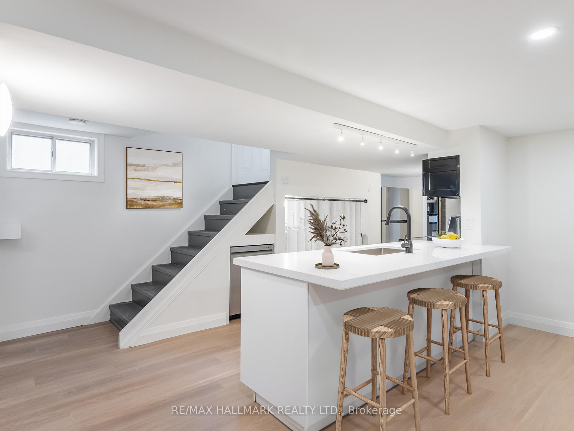 588 Victoria Park Avenue Lower