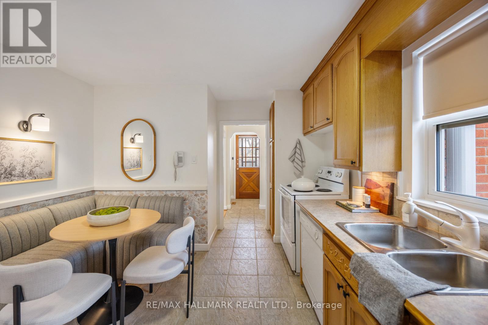 60 GREYLAWN CRESCENT