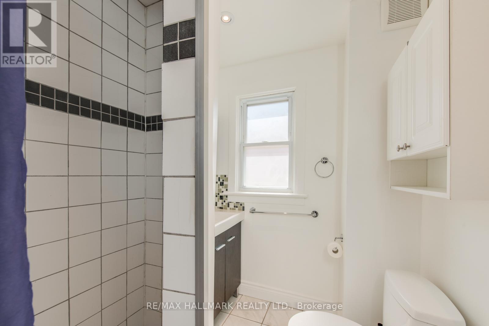 UPPER - 2066 GERRARD STREET E