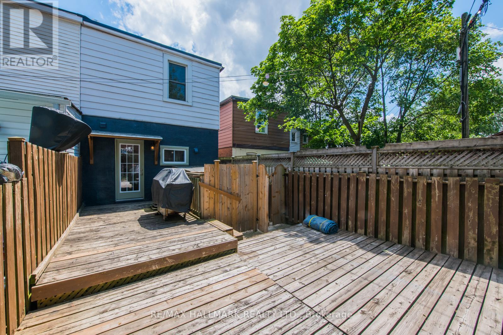 UPPER - 2066 GERRARD STREET E