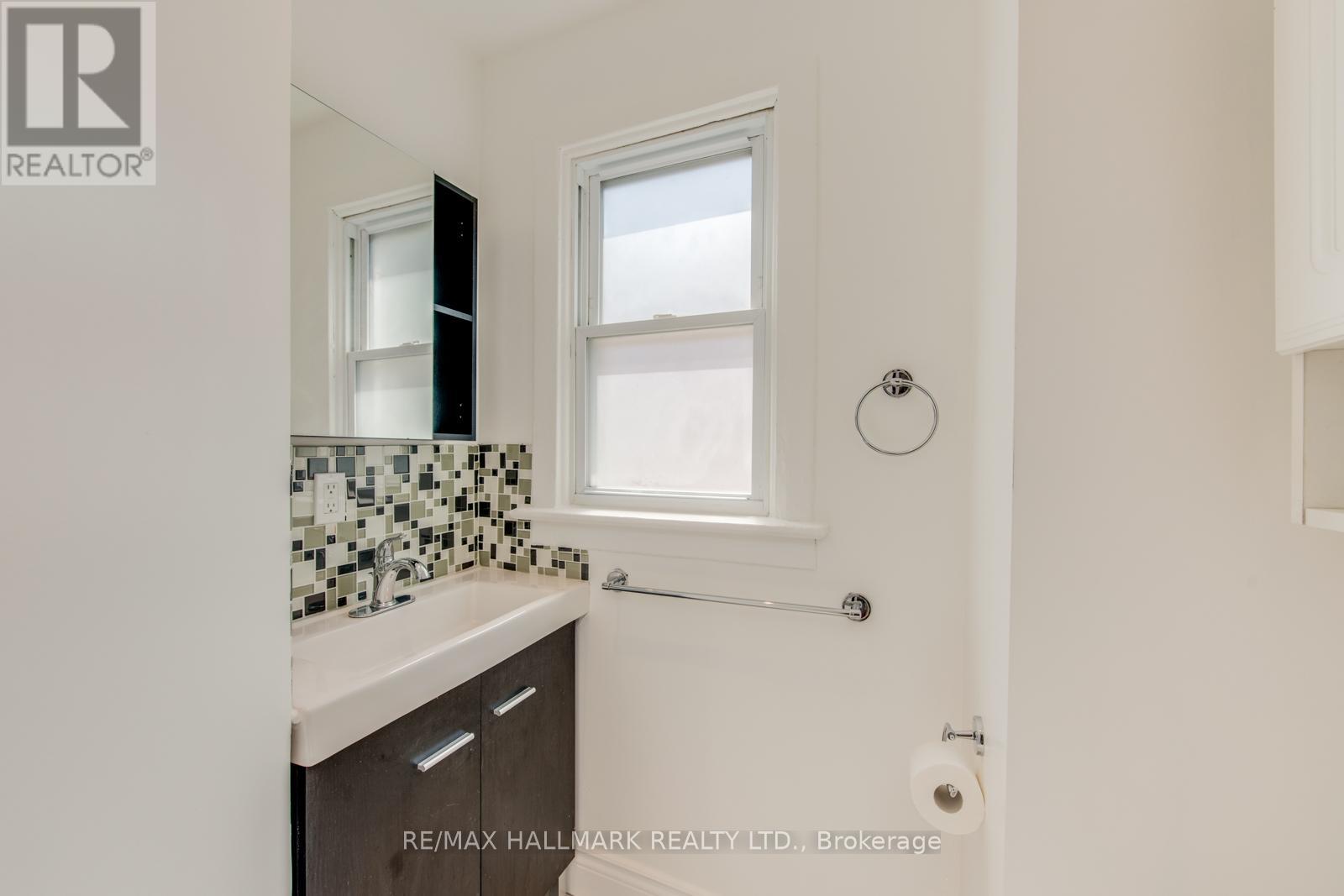 UPPER - 2066 GERRARD STREET E