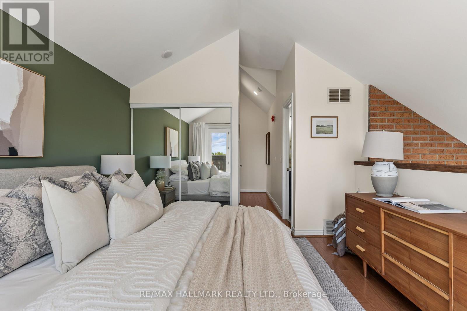 305 - 1941 QUEEN STREET E
