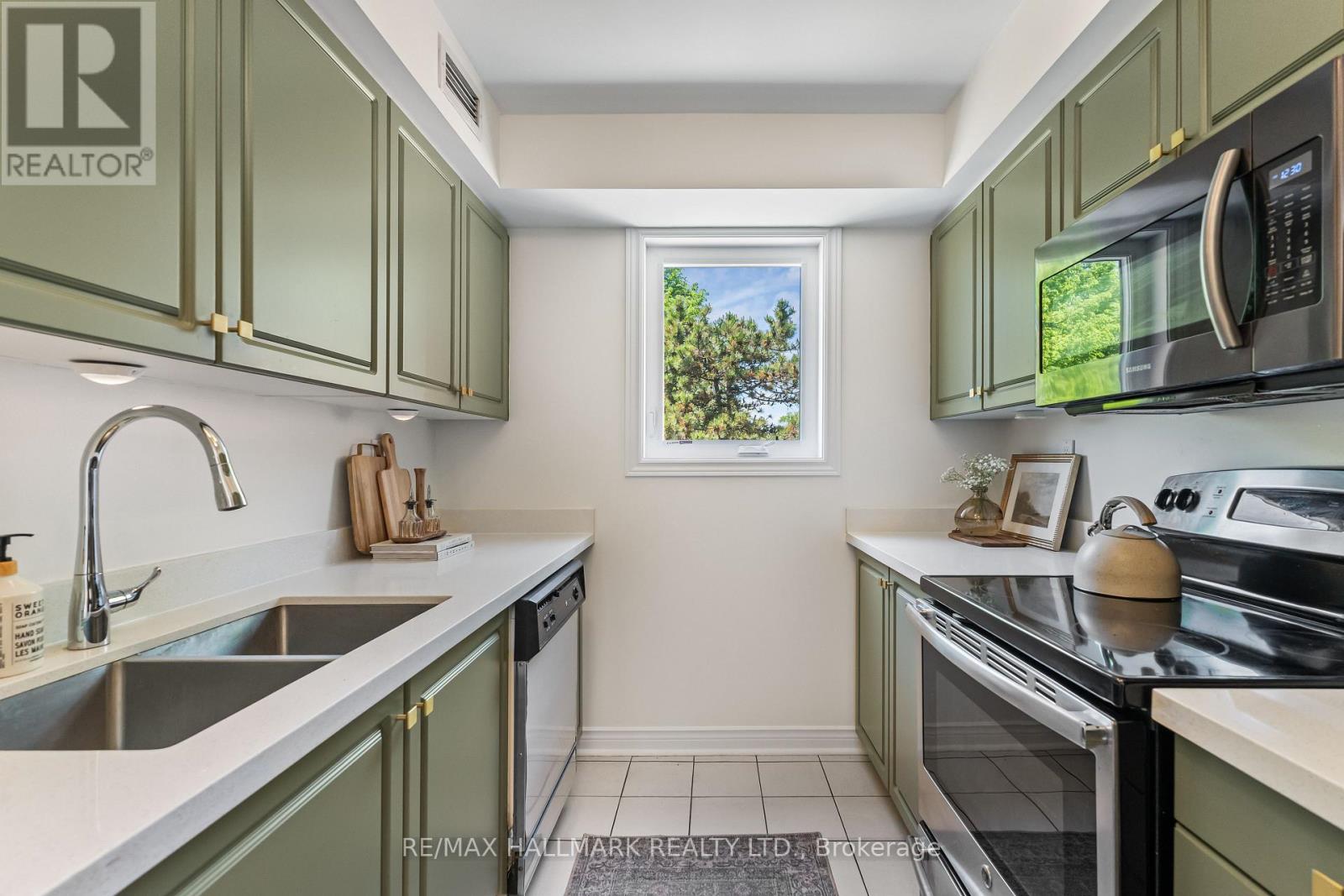305 - 1941 QUEEN STREET E