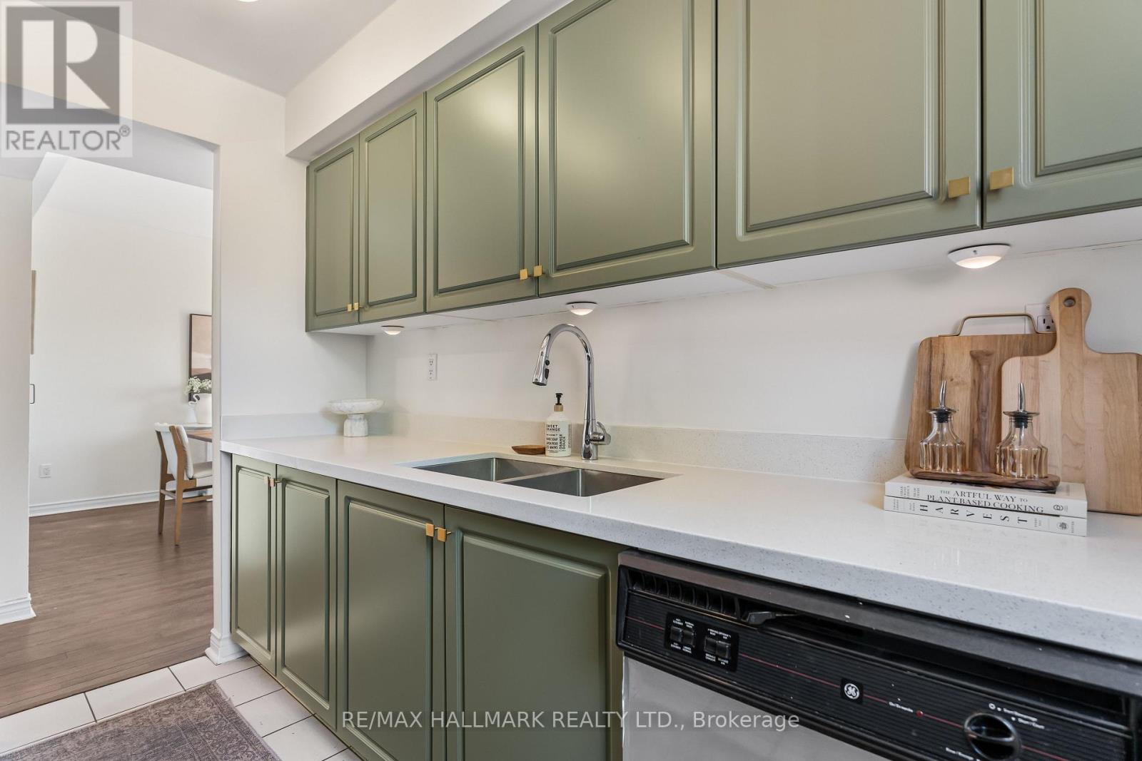 305 - 1941 QUEEN STREET E