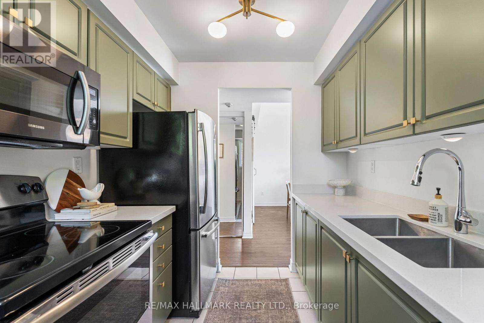 305 - 1941 QUEEN STREET E