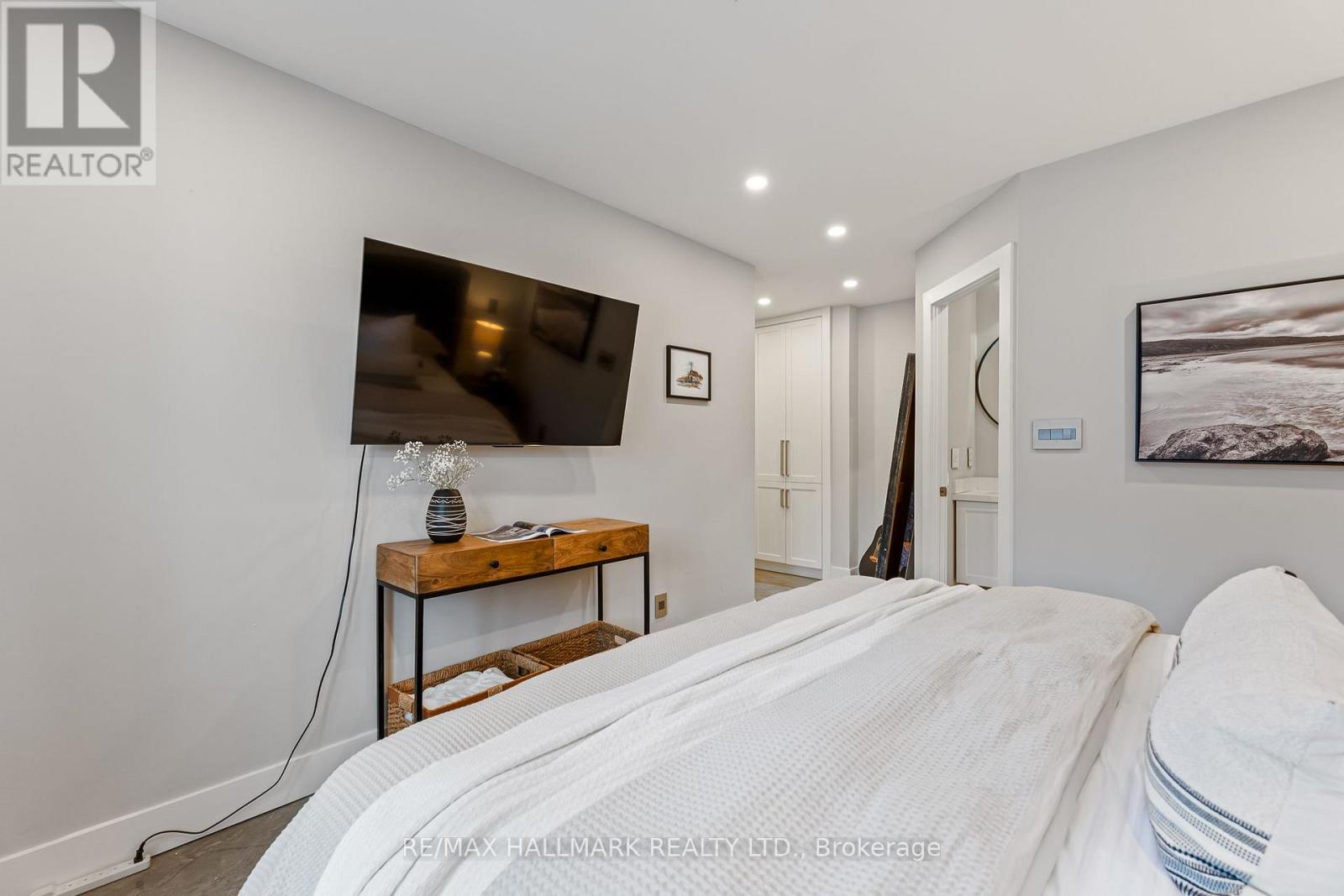 201 - 2365 QUEEN STREET E