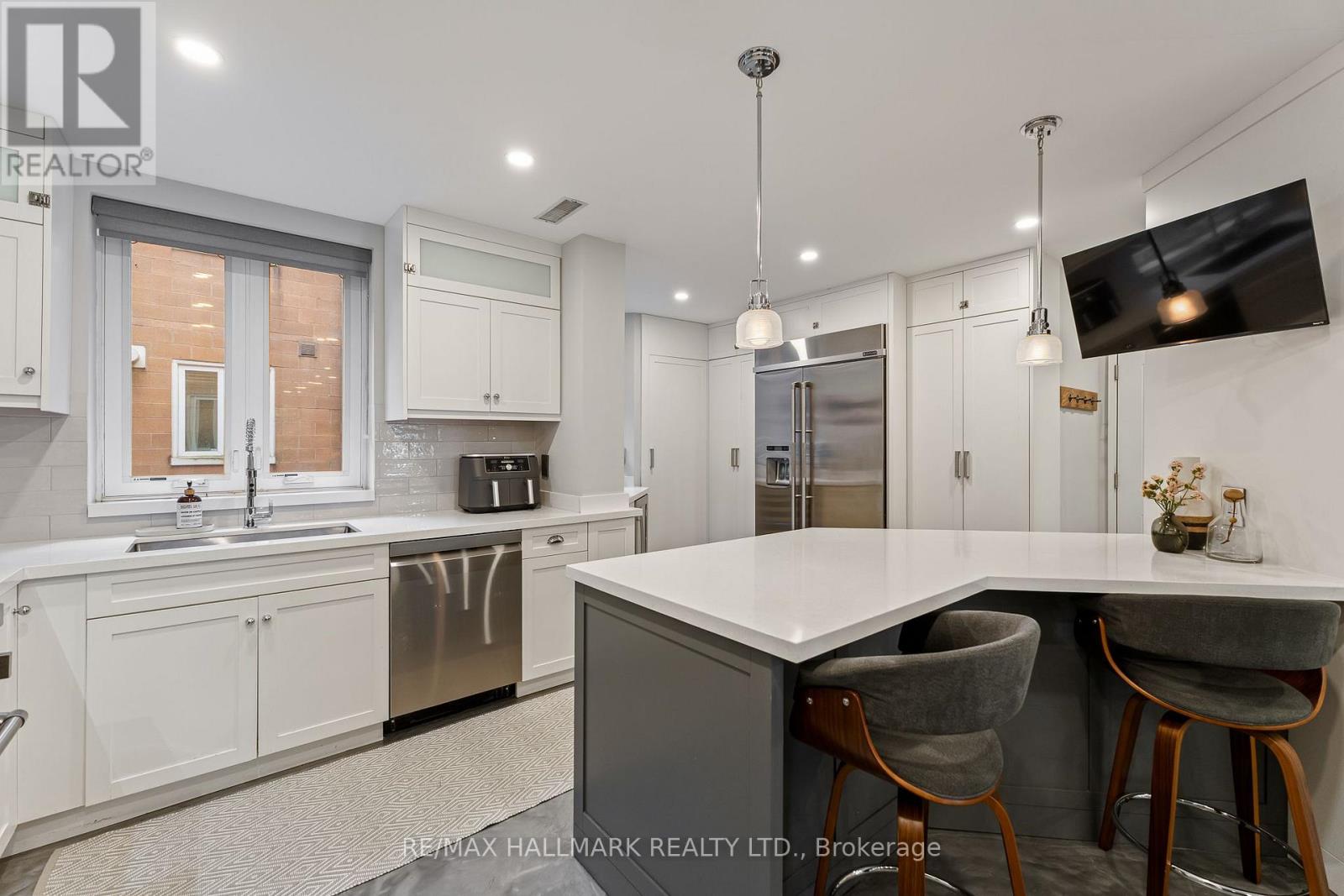 201 - 2365 QUEEN STREET E