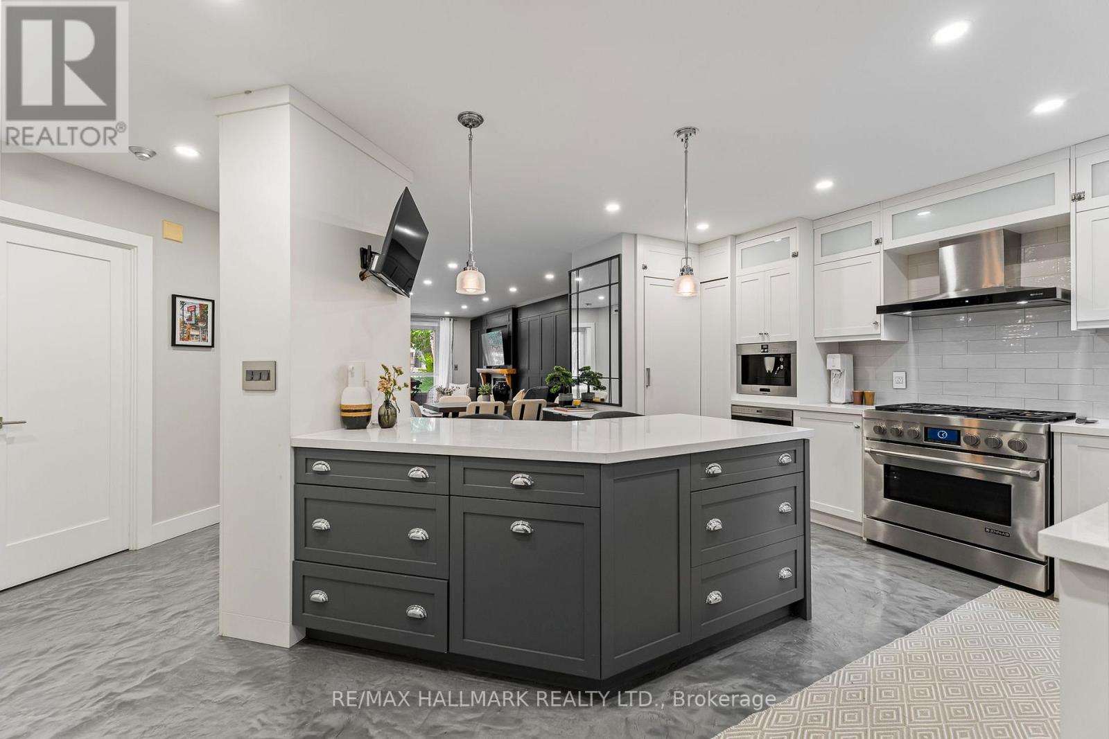 201 - 2365 QUEEN STREET E