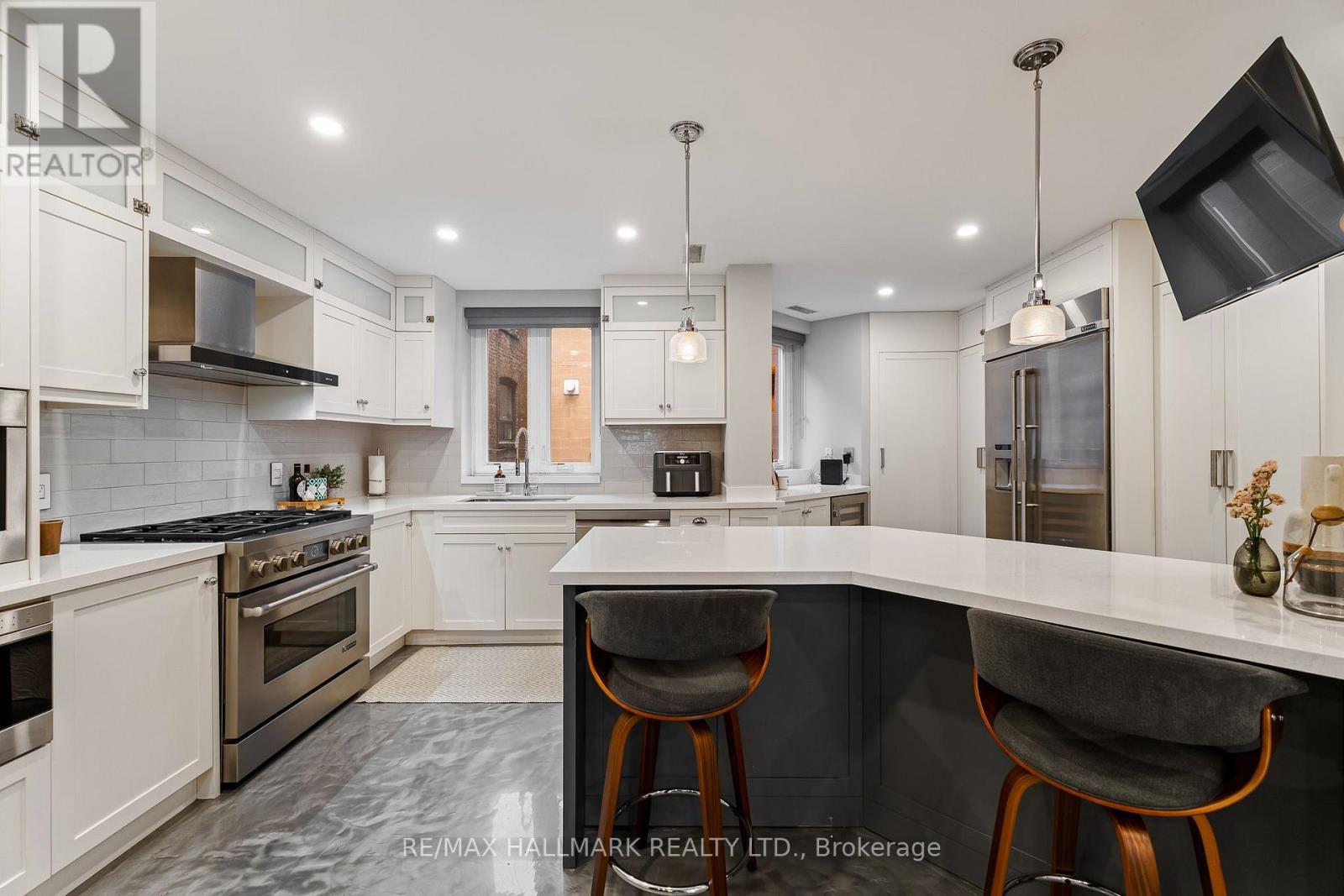 201 - 2365 QUEEN STREET E