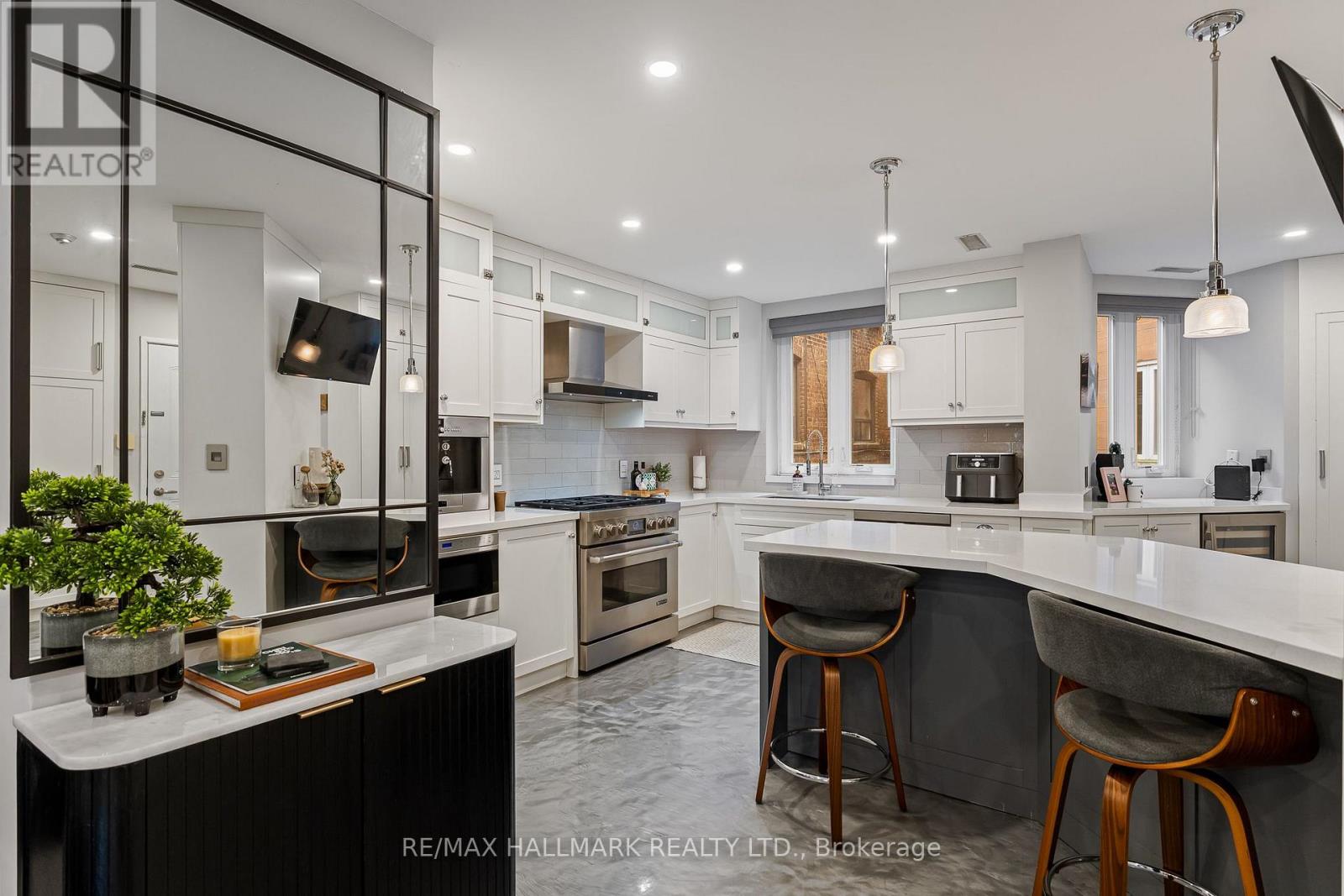 201 - 2365 QUEEN STREET E