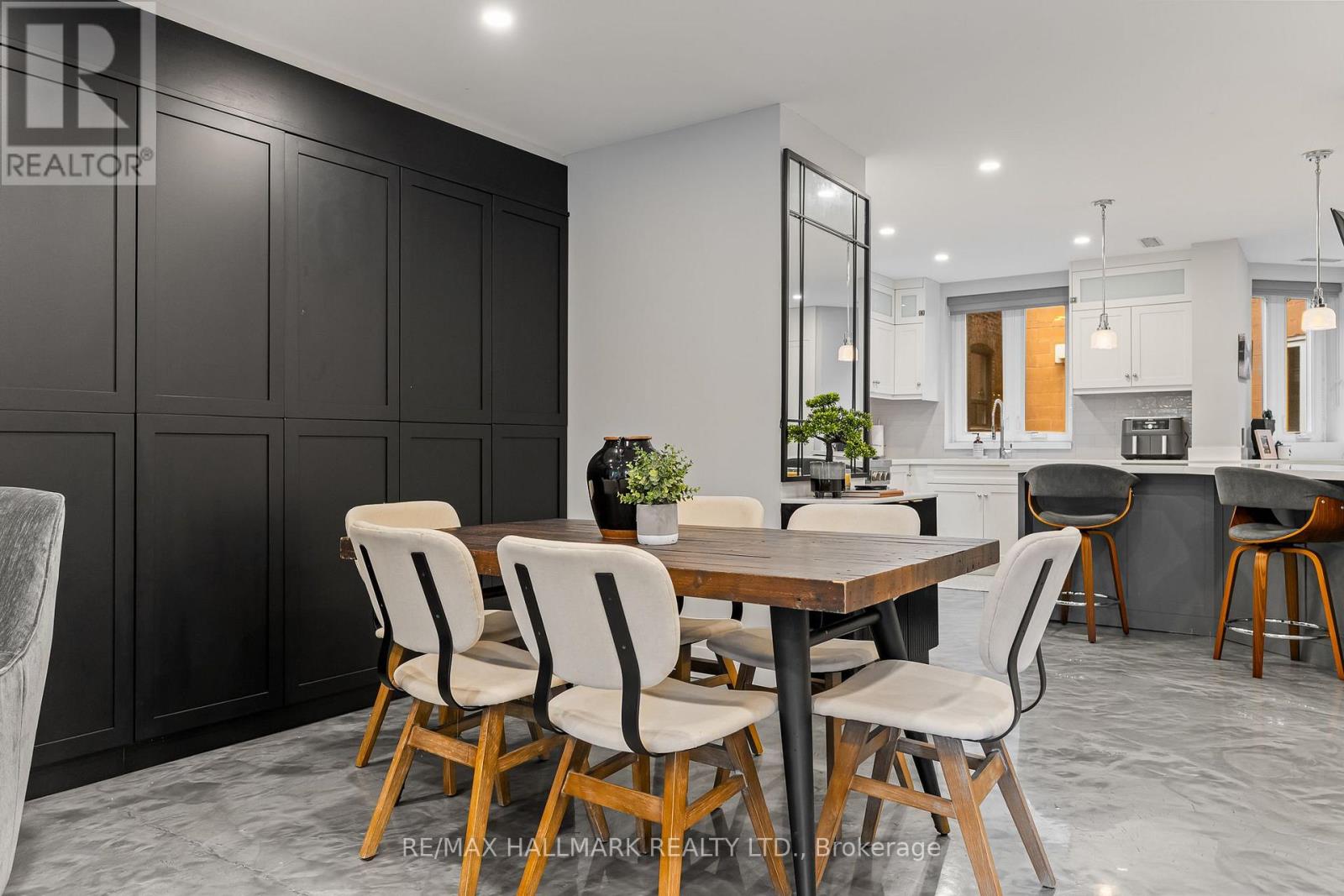 201 - 2365 QUEEN STREET E