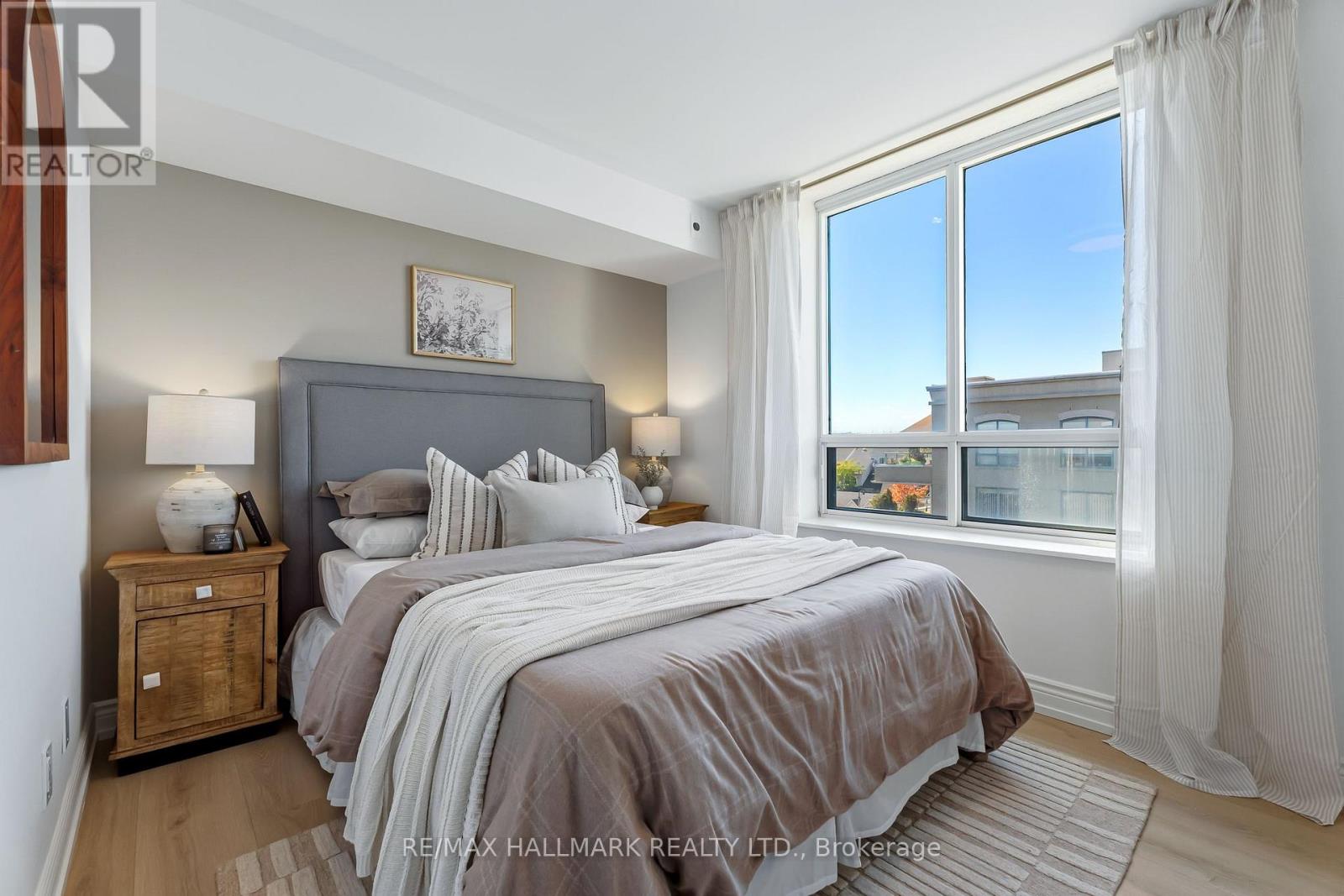 404 - 1797 QUEEN STREET E