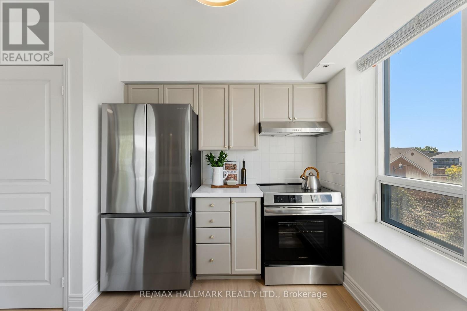 404 - 1797 QUEEN STREET E