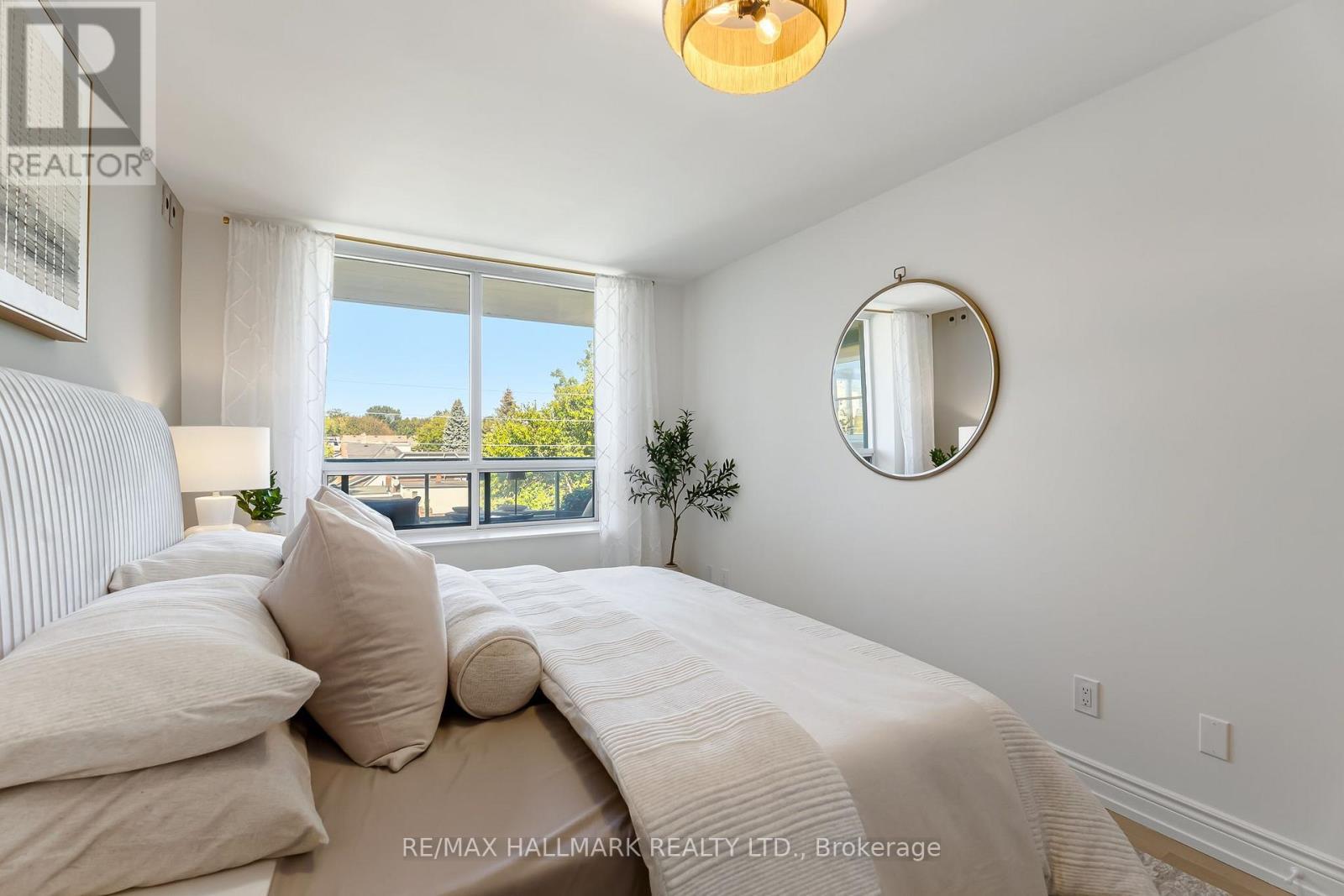 404 - 1797 QUEEN STREET E