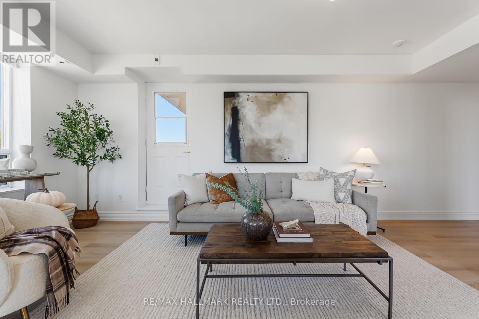 404 - 1797 QUEEN STREET E