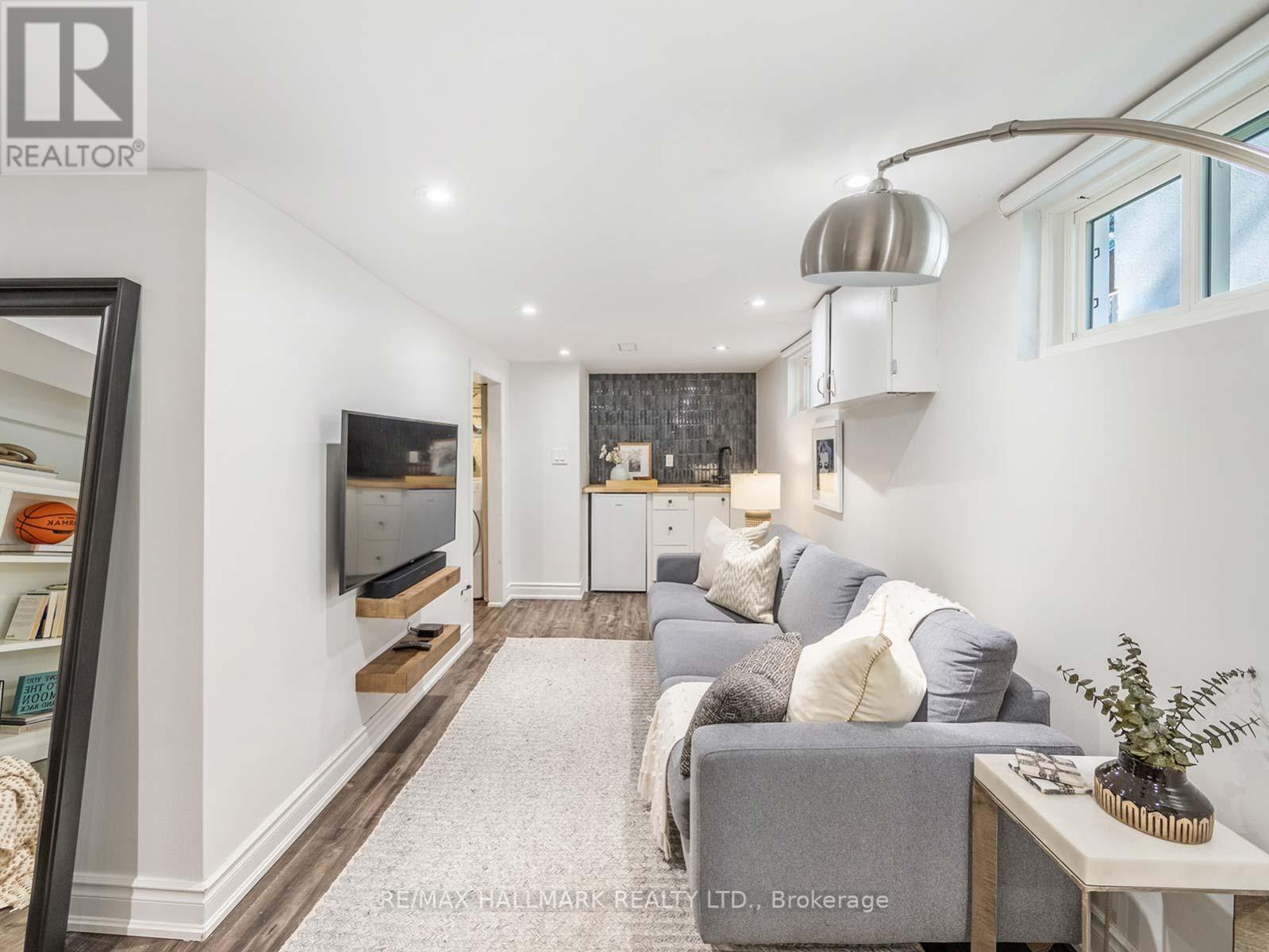 86 BEACHVIEW CRESCENT