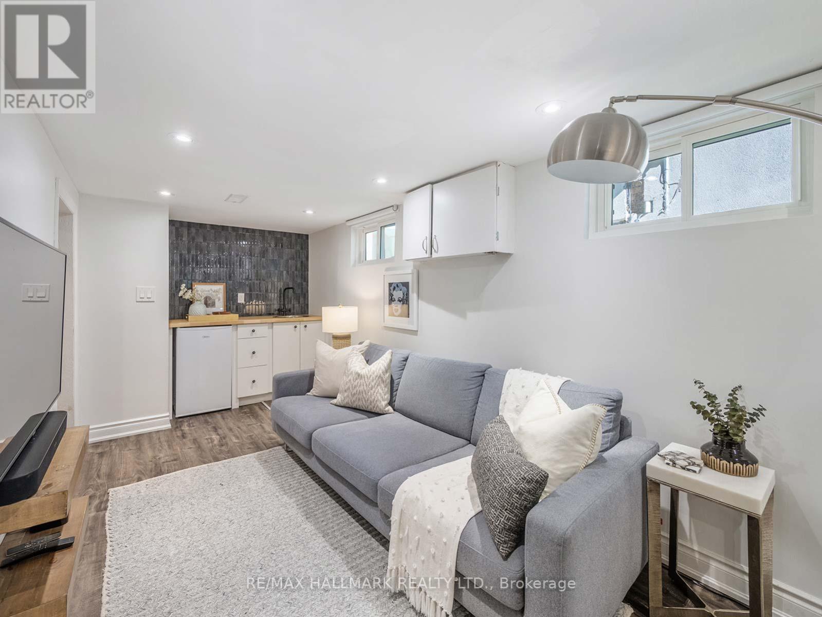 86 BEACHVIEW CRESCENT