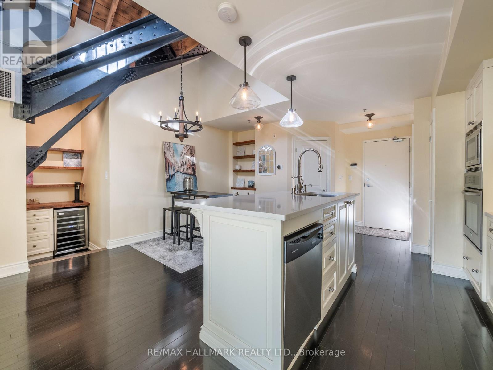 301 - 384 SUNNYSIDE AVENUE