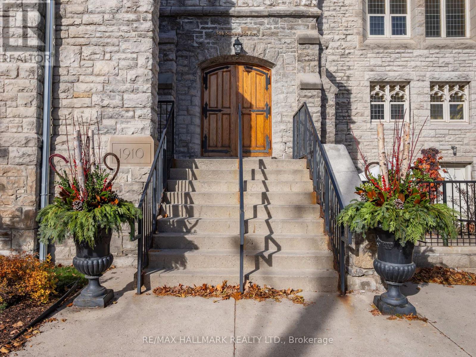 301 - 384 SUNNYSIDE AVENUE