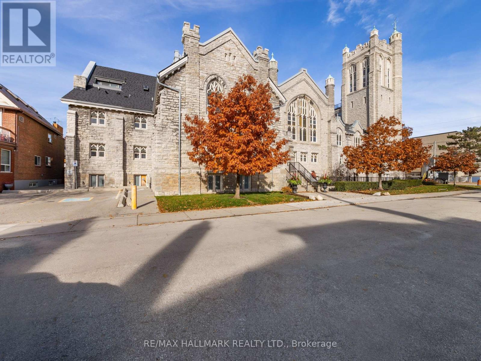 301 - 384 SUNNYSIDE AVENUE