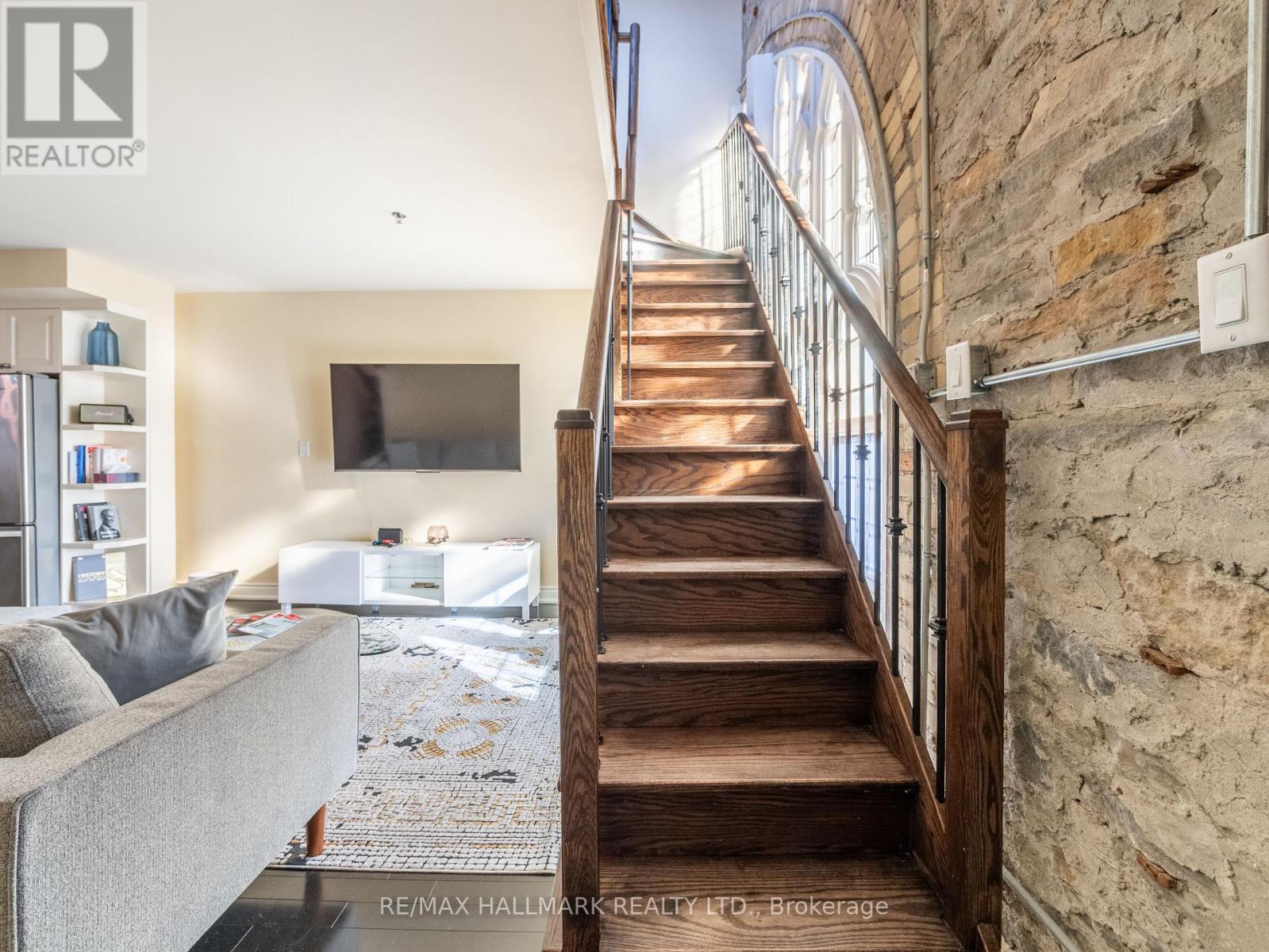 301 - 384 SUNNYSIDE AVENUE