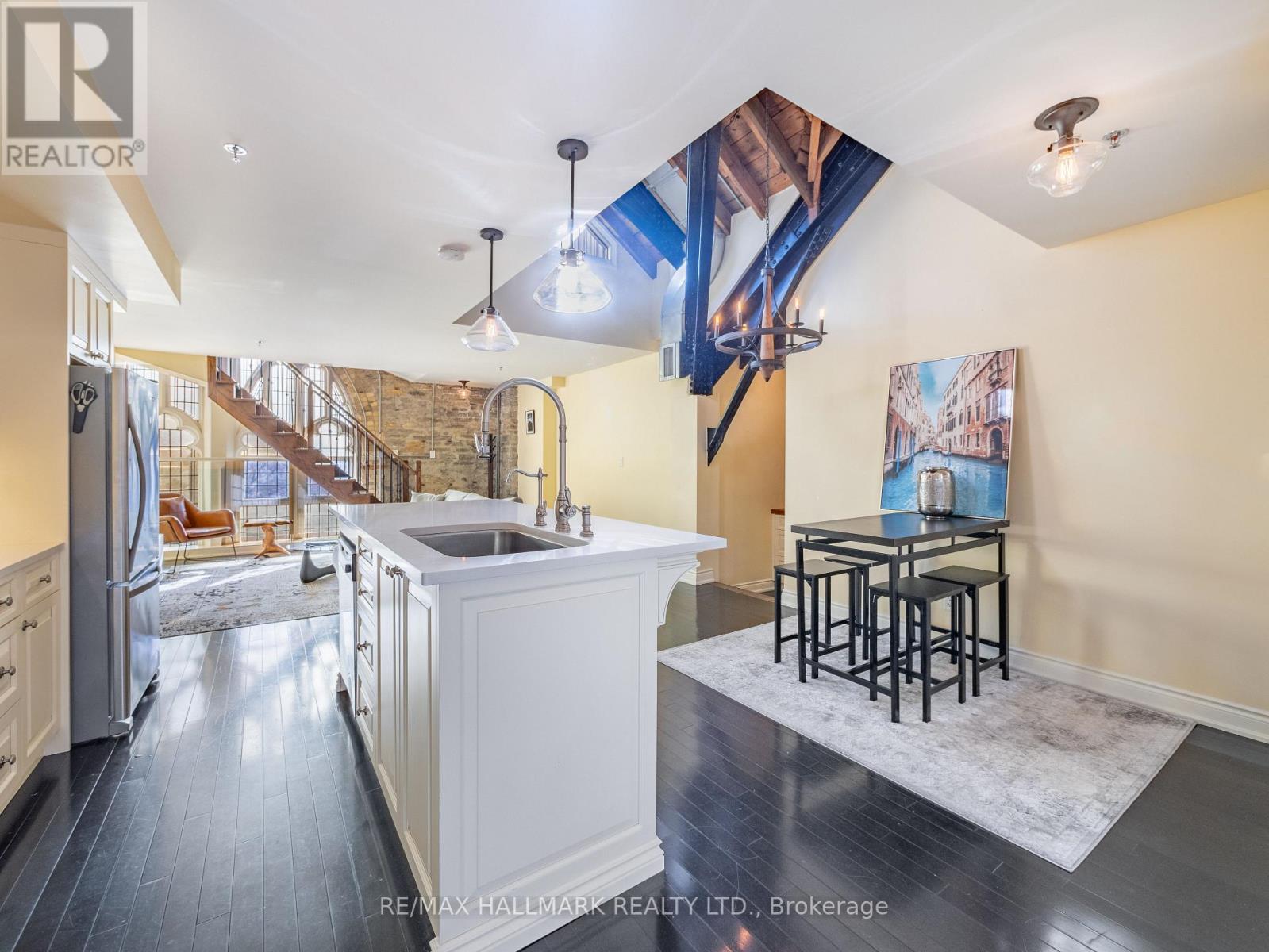 301 - 384 SUNNYSIDE AVENUE