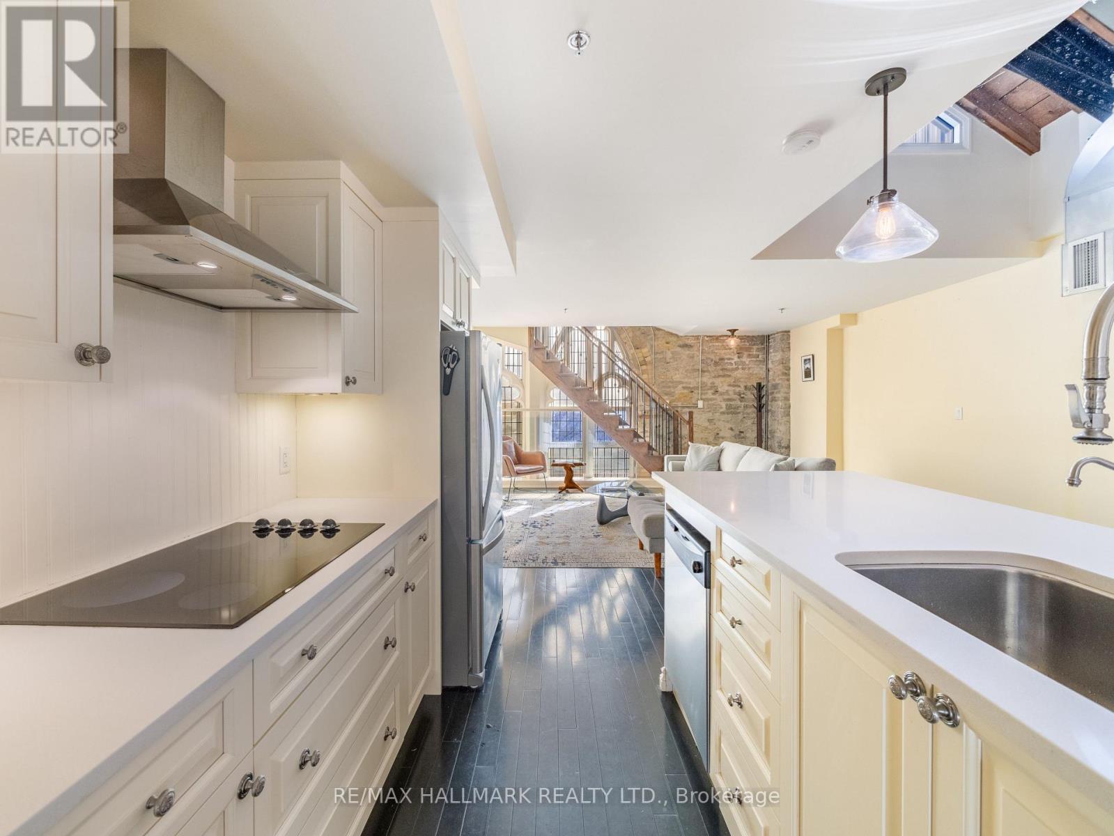 301 - 384 SUNNYSIDE AVENUE