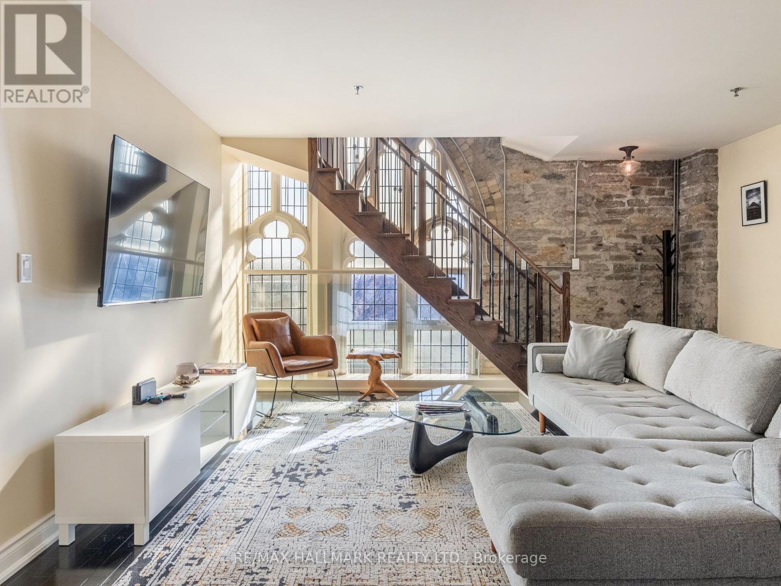 301 - 384 SUNNYSIDE AVENUE