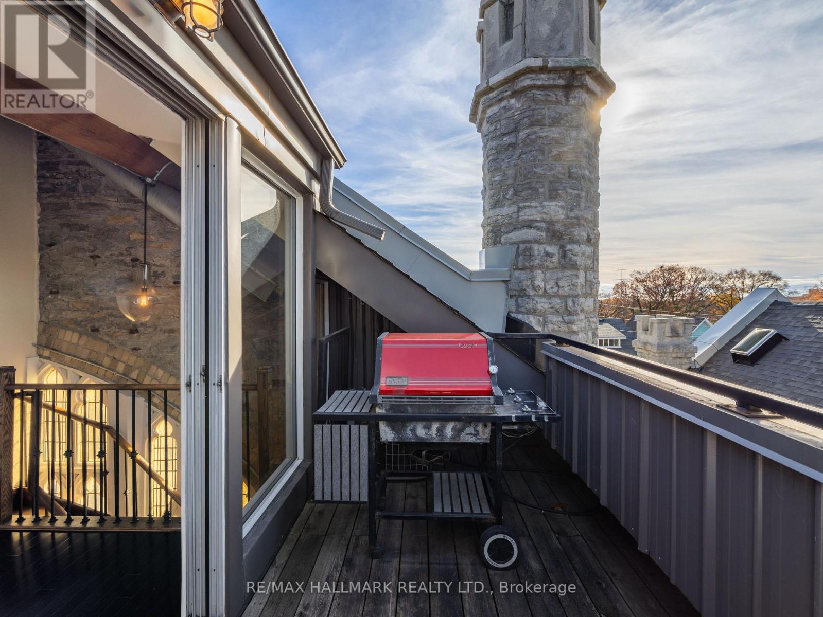 301 - 384 SUNNYSIDE AVENUE