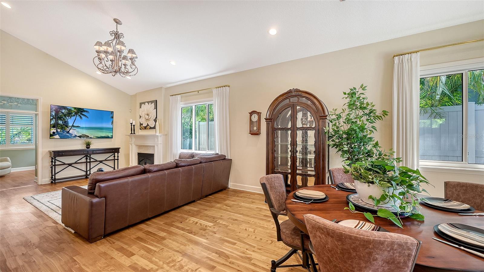 1934 BOUGAINVILLEA ST
