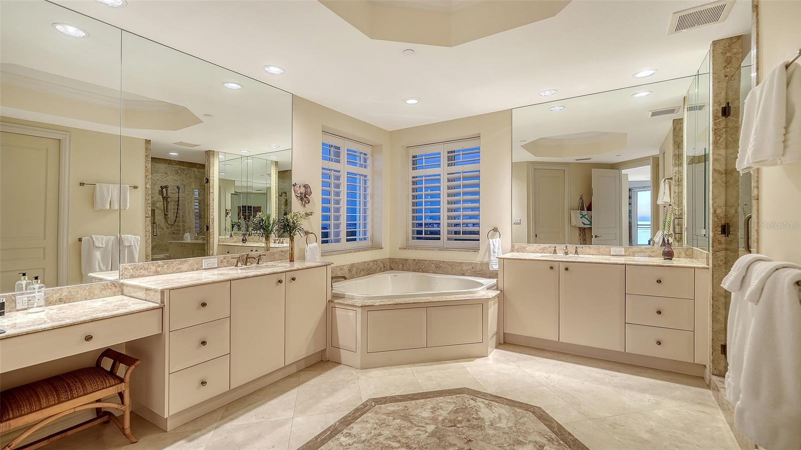 2052 BENJAMIN FRANKLIN DR #D702