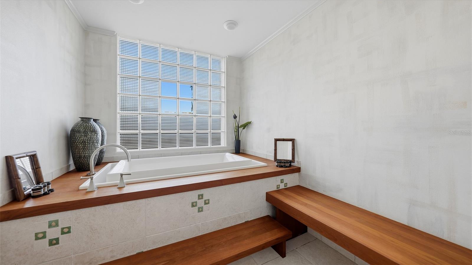 2052 BENJAMIN FRANKLIN DR #D702