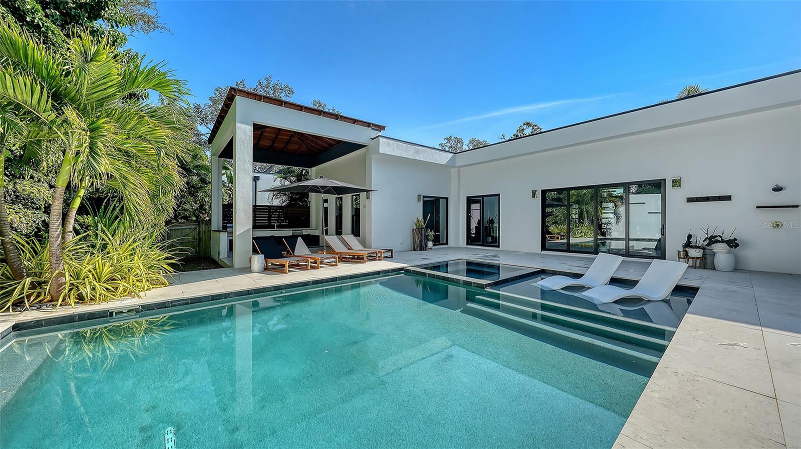 1421 N LAKE SHORE DR