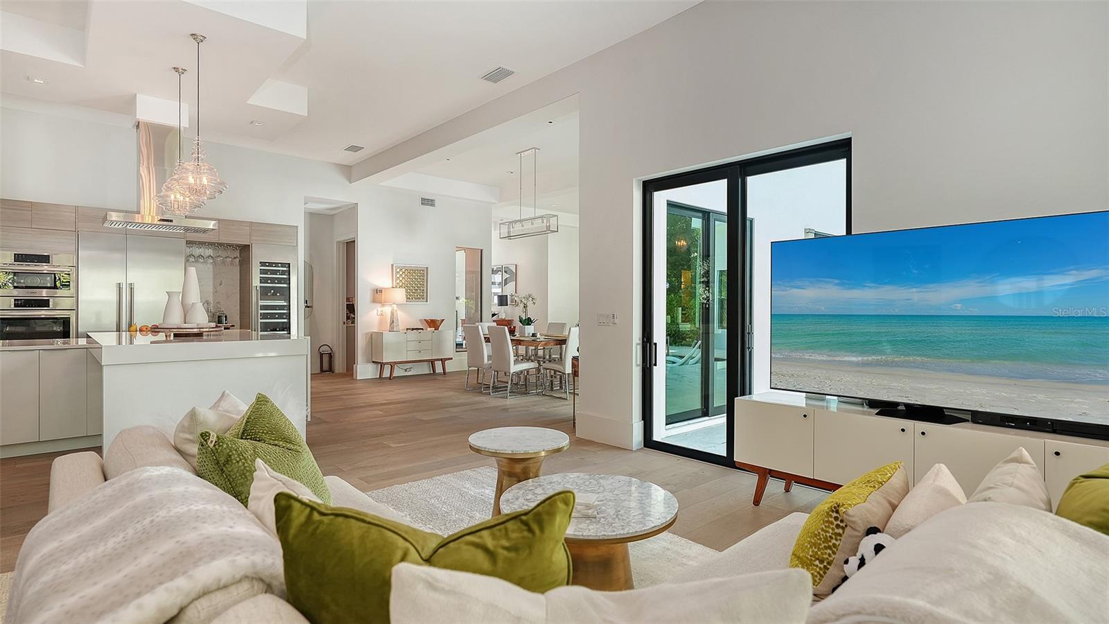 1421 N LAKE SHORE DR