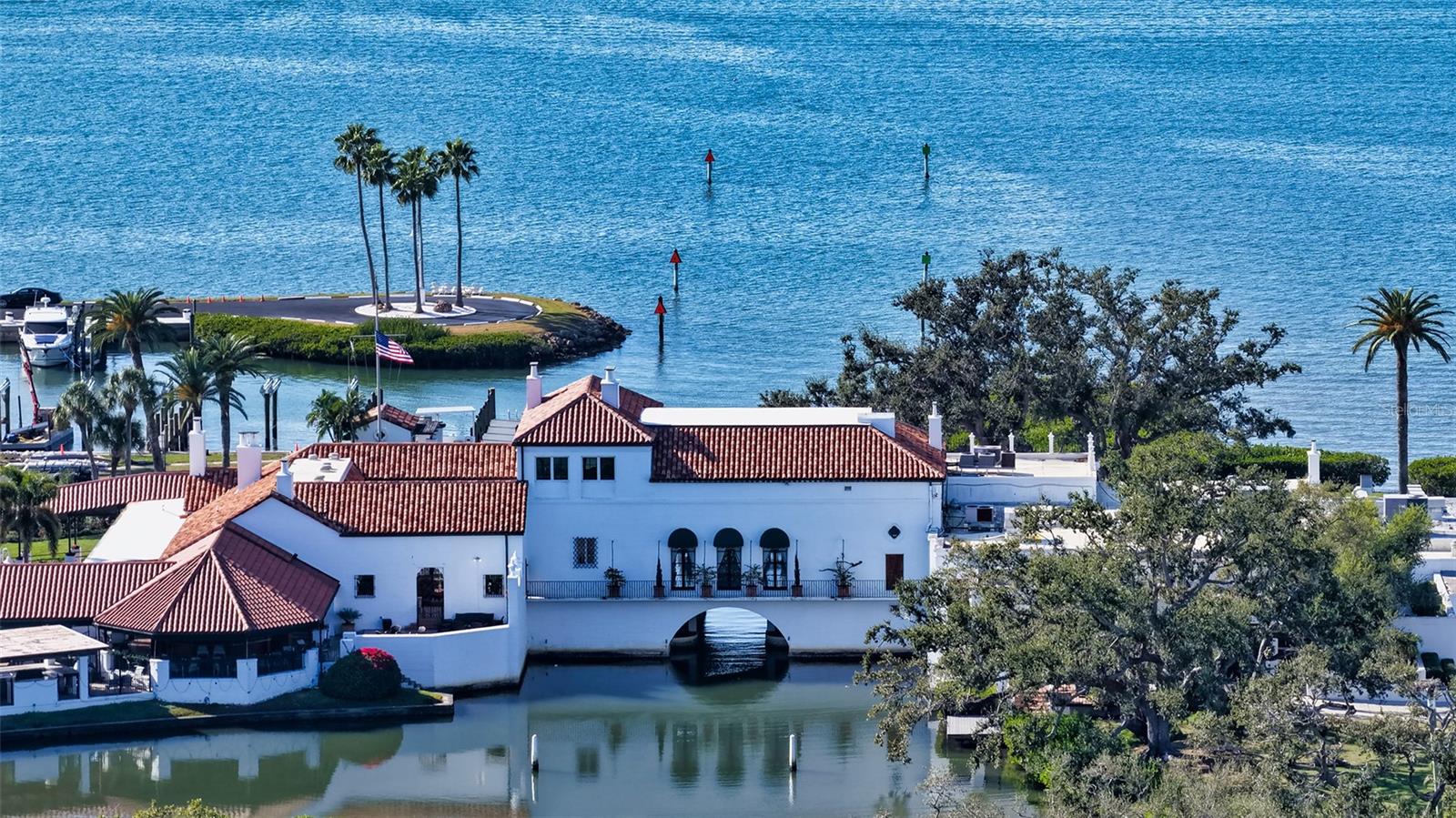 1421 N LAKE SHORE DR