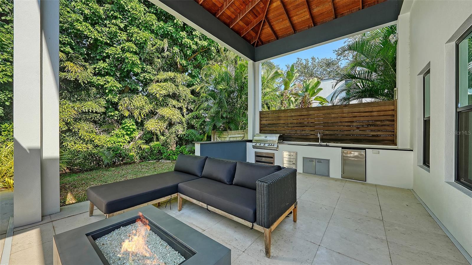 1421 N LAKE SHORE DR