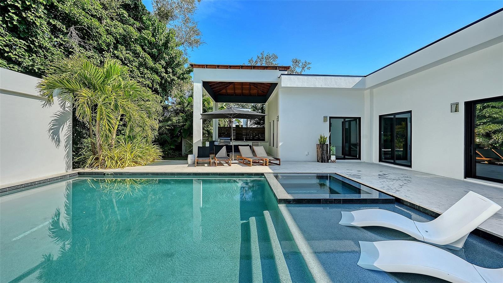 1421 N LAKE SHORE DR