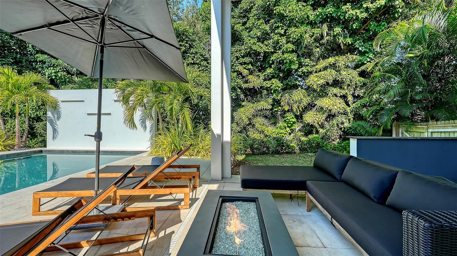 1421 N LAKE SHORE DR