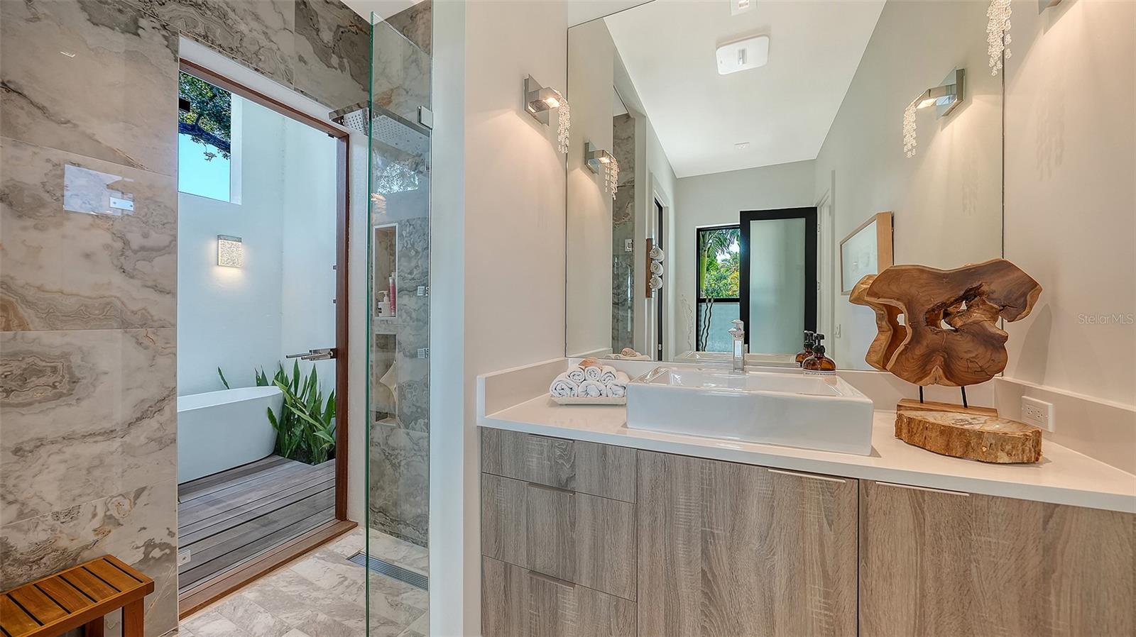 1421 N LAKE SHORE DR