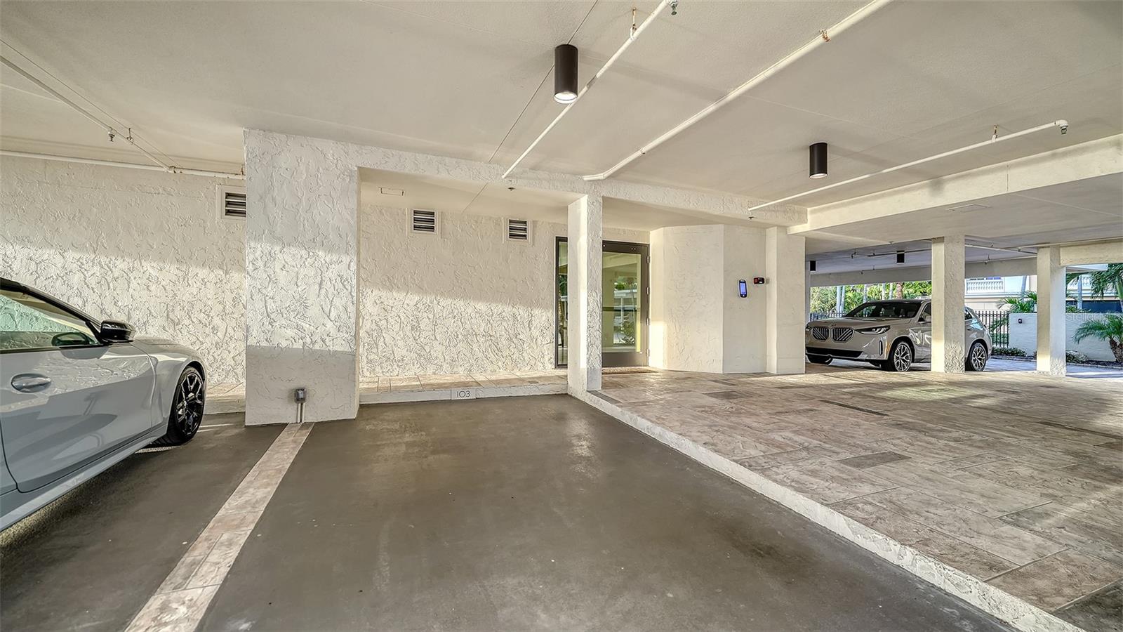 101 SUNSET DR #103