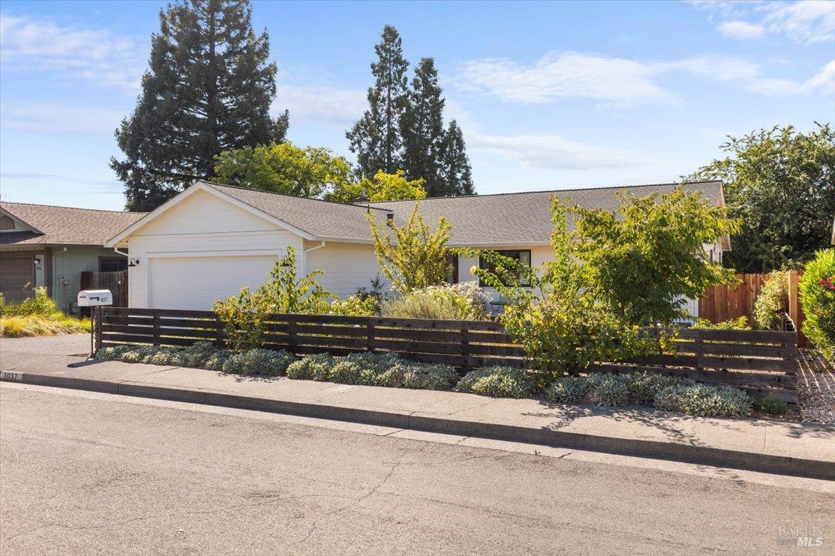 1037 Lupine Rd
