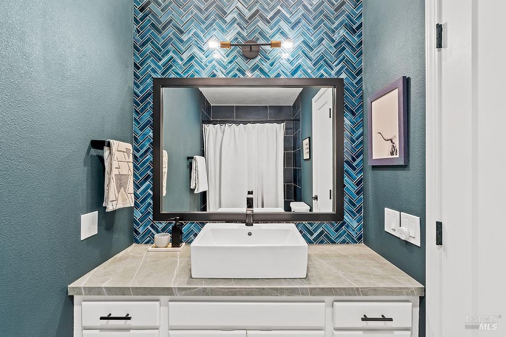 913 Valley View Drive