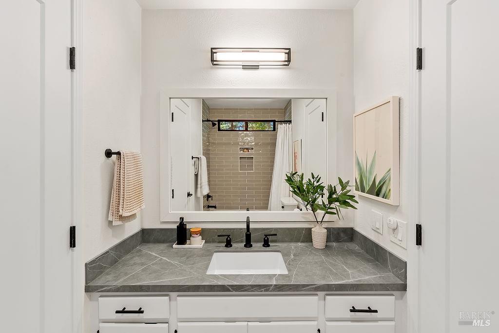 913 Valley View Drive