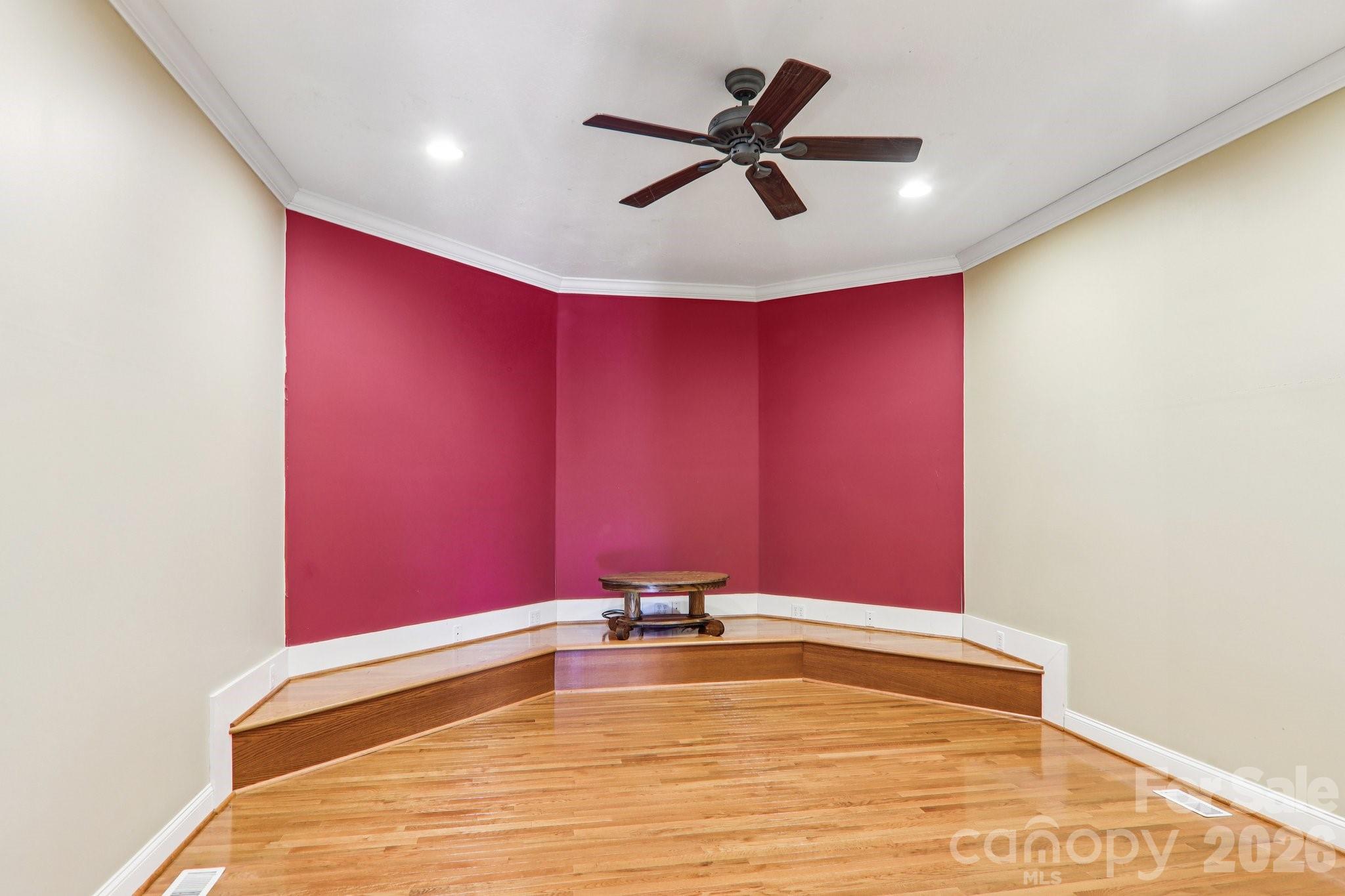 596 W Club Boulevard