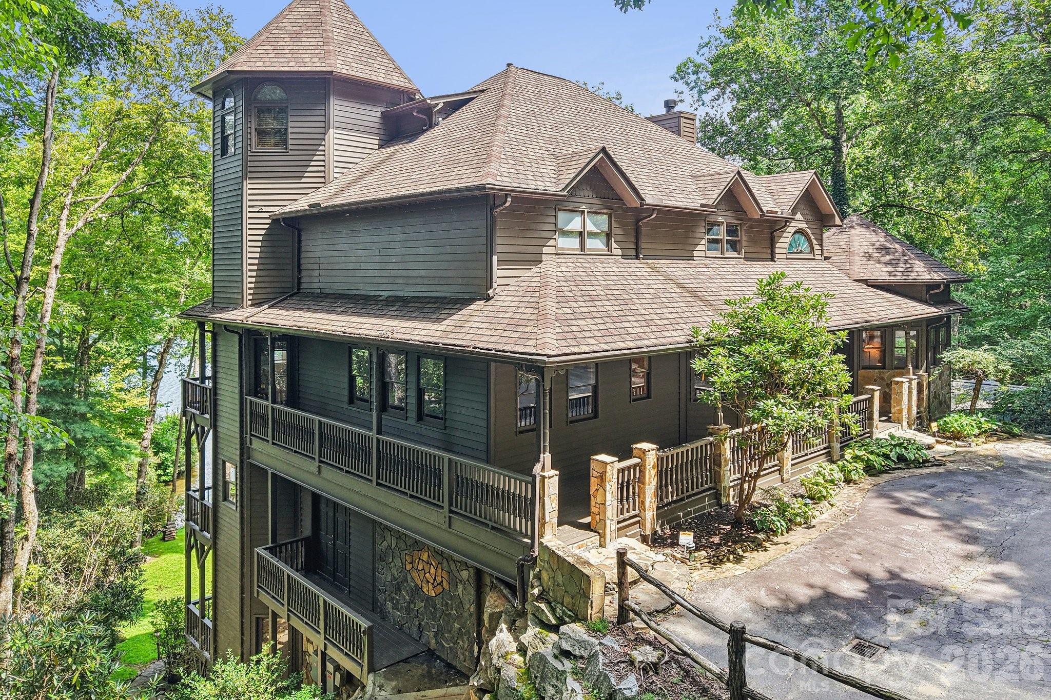 596 W Club Boulevard