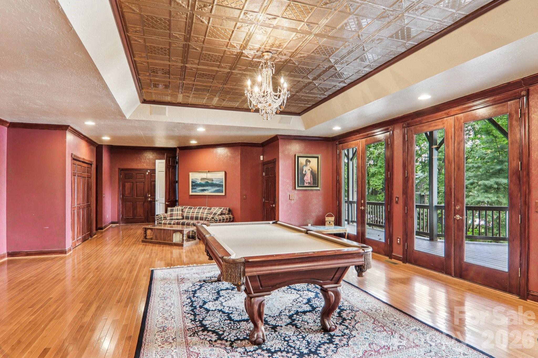 596 W Club Boulevard