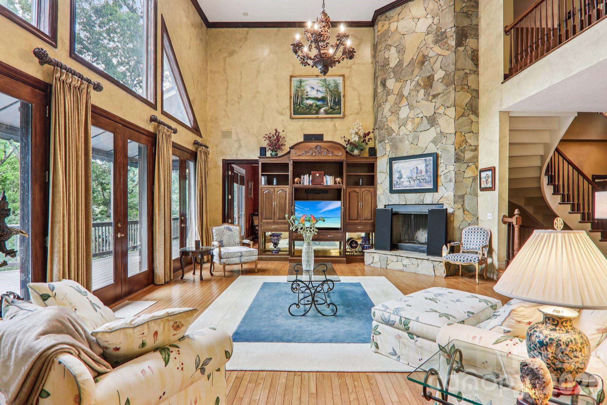 596 W Club Boulevard